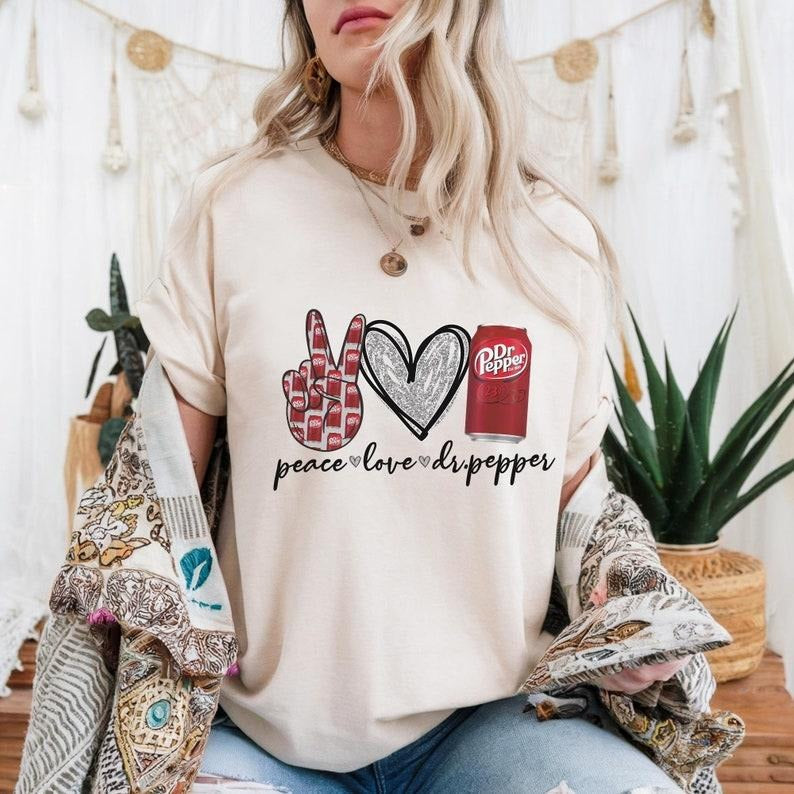 [Up 5XL] Peace Love Dr Pepper Shirt Retro Dr Pepper Soda Lovers T-Shirts